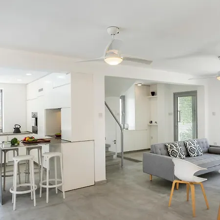 Cyclops Cave Villa *