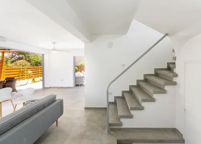 Cyclops Cave Villa *